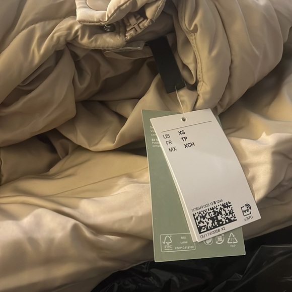 H&M Drawstring-Waist Puffer Jacket‎ - Picture 7 of 7